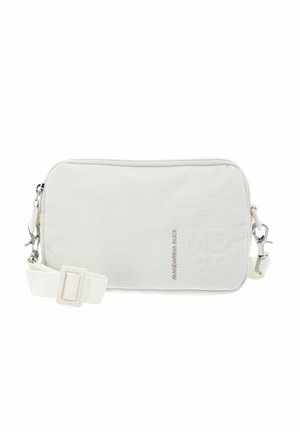 Sac bandoulière rectangulaire blanc en tissu texturé, doté d'une fermeture éclair, d'une bandoulière réglable et d'accents de quincaillerie argentée.