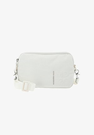 Sac bandoulière rectangulaire blanc en tissu texturé, doté d'une fermeture éclair, d'une bandoulière réglable et d'accents de quincaillerie argentée.