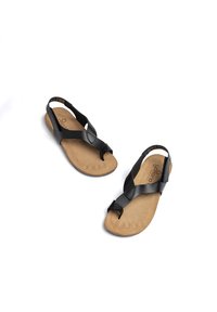 Sandales noires avec un design à brides croisées en matériau synthétique, dotées d'une semelle intérieure en tan rembourrée et d'une semelle plate.