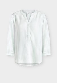 Blouse bleu clair à manches longues avec des rayures verticales subtiles, patte de boutonnage à l'avant, encolure ronde et détails froncés aux épaules et aux poignets.