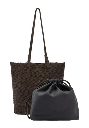 Ciemnobrązowa pleciona torba na ramię z długimi uchwytami, zestawiona z czarnym miękkim woreczkiem z ściągaczem, umieszczona z przodu.