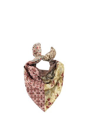 Farebná šatka s kvetinovými a geometrickými vzormi, zviazaná do uzla vytvárajúceho dva vzpriamené konce.