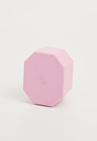 Rosa achteckige Box mit einem dezent geprägten Schwanenlogo auf der Oberseite, vor einem schlichten weißen Hintergrund.