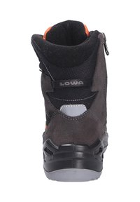 Lowa wandelschoen, bovenwerk van suede en mesh in donkergrijs met oranje accenten; gevoerde kraag en ritssluiting, rubberen buitensol voor tractie.