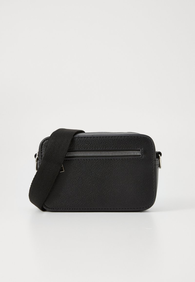 Sac bandoulière noir en matériau texturé, avec une poche zippée à l'arrière et une bandoulière ajustable solide. Forme rectangulaire compacte.