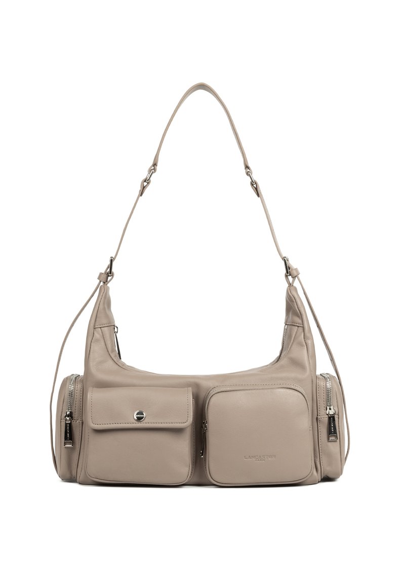 Borsa a spalla in pelle beige con finitura liscia, dotata di due tasche frontali, hardware in argento e una tracolla curvada per il trasporto.