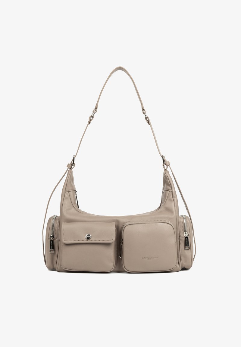 Borsa a spalla in pelle beige con finitura liscia, dotata di due tasche frontali, hardware in argento e una tracolla curvada per il trasporto.