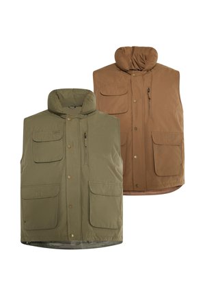 Due gilet imbottiti senza maniche con colli alti, uno verde oliva e uno marrone, ciascuno con multiple tasche frontali e bottoni a pressione.