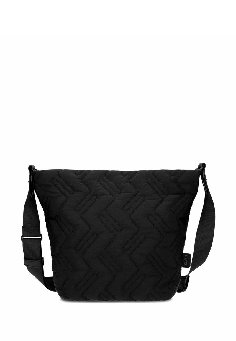 Bolso de hombro negro acolchado con correa ajustable y patrón de costura en forma de chevron, que presenta una pequeña etiqueta de marca lateral.