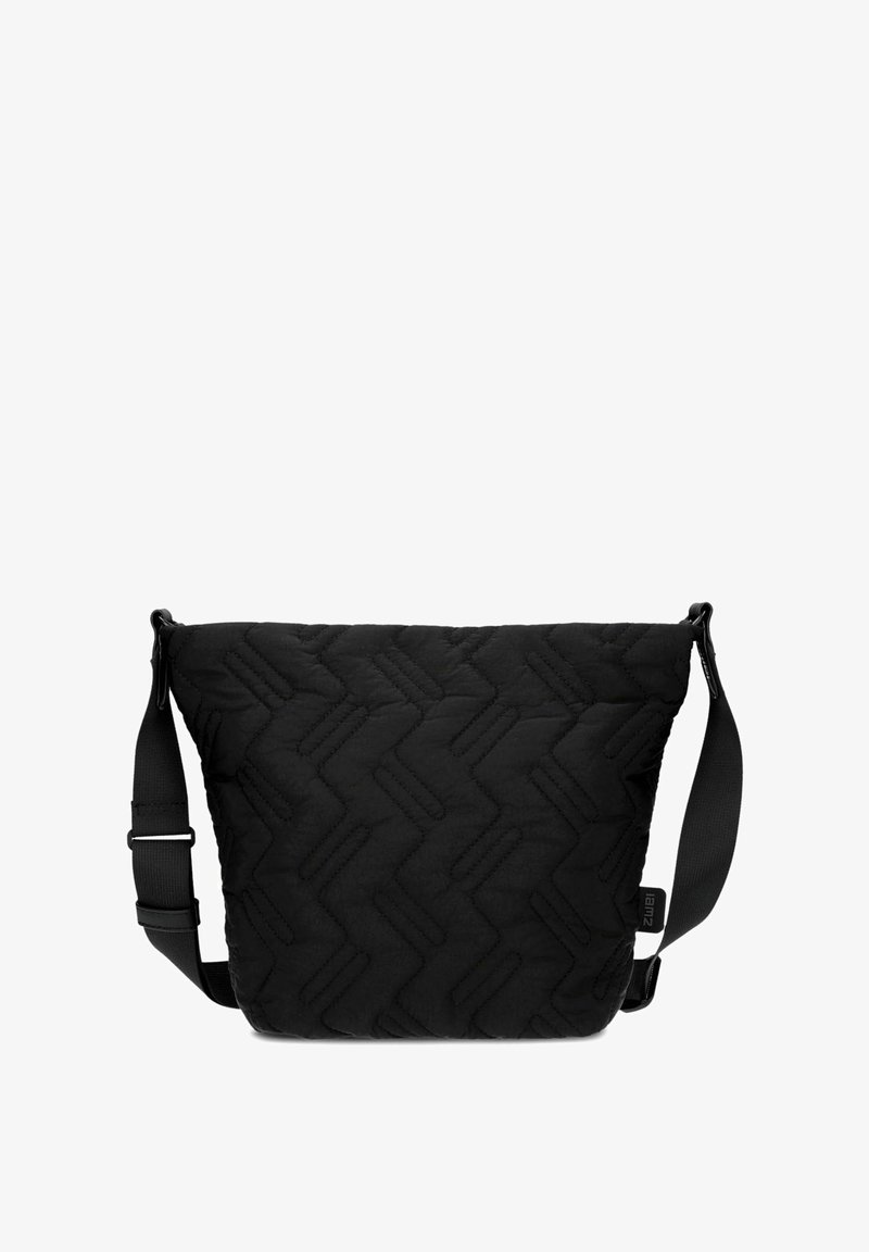 Schwarze gesteppte Schultertasche mit verstellbarem Trageriemen und Zickzack-Stickmuster, ausgestattet mit einem kleinen Seitenetikett der Marke.