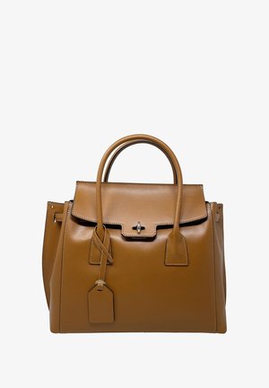 Sac à main en cuir marron avec une forme structurée, double poignée supérieure, fermeture à rabat à l'avant et une étiquette détachable. Présente des coutures contrastantes.