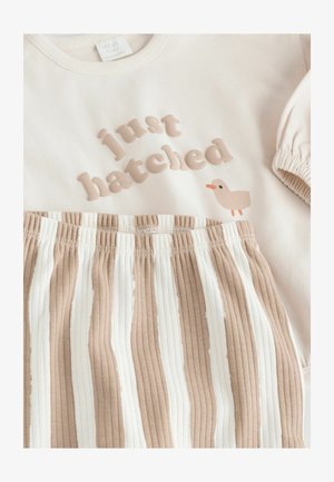 Hellbeiges Kurzarmkleid mit einem gerippten, gestreiften Rock in Beige und Creme, mit dem Schriftzug "just hatched" und einer kleinen Entengrafik.