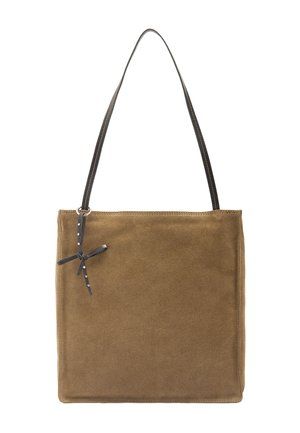 Brązowa torba typu tote z zamszu z czarnym skórzanym paskiem na ramię i małą czarną kokardką z srebrnymi ćwiekami na pasku w pobliżu górnego lewego rogu.