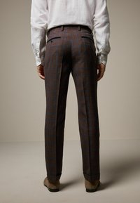 Next TAILORED FIT CHECK - Chinot - rust brown