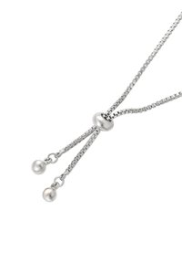 Collana a catena box regolabile in argento con perla scorrevole e due ciondoli a perla pendenti su sfondo bianco.