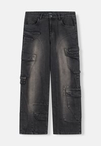 Pantalones cargo de mezclilla negra con un acabado desgastado, múltiples bolsillos laterales y costuras reforzadas. Presentan un diseño casual de pierna ancha.