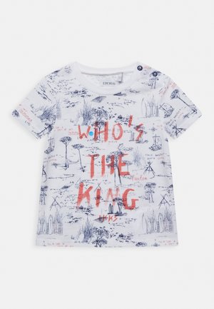 Wit, kortmouwig peutershirt met marineblauwe natuurschetsen en rode tekst "WHO'S THE KING" op de voorkant.