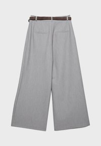 Pantalon gris à jambes larges avec une texture lisse, doté d'une ceinture marron et de deux poches arrière. La taille est équipée de passants pour ceinture.