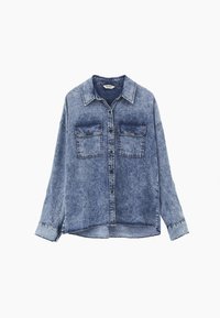 Blå acid-wash denimskjorte med lange ærmer, knaplukning foran, to brystlommer med klap og en klassisk krave.