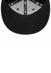 Gorra de béisbol negra con visera curvada, que presenta una tela texturizada y un interior gris; el forro interior muestra detalles de la marca.