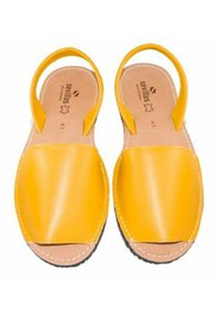 Sandalias amarillas de cuero con punta abierta, correas traseras, plantillas beige y costuras visibles, talla 41, marca "sevillas".