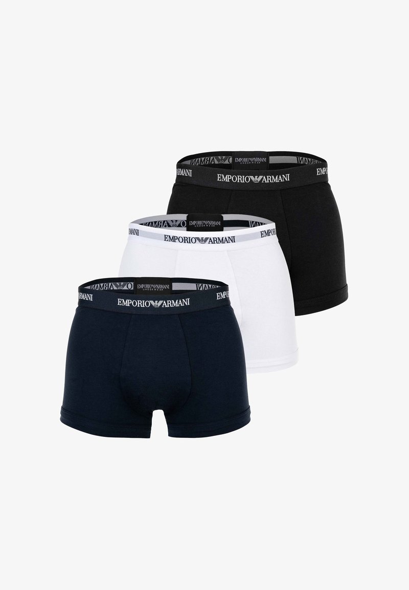 Τρία ζευγάρια αντρικά μπόξερ Emporio Armani σε μαύρο, λευκό και ναυτικό μπλε, με ζώνες μέσης με λογότυπο.