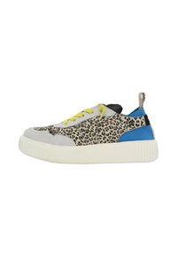 Sneakers z beżową cholewką w panterkę, niebieskimi i czarnymi akcentami, żółtymi sznurowadłami oraz białą gumową podeszwą. Posiadają teksturowaną powierzchnię.