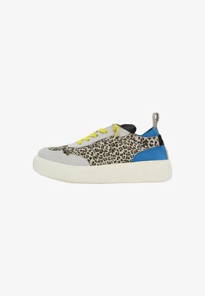 Sneaker con tomaia beige e in stampa leopardata, dettagli blu e neri, lacci gialli e suola in gomma bianca. Presenta una superficie testurizzata.