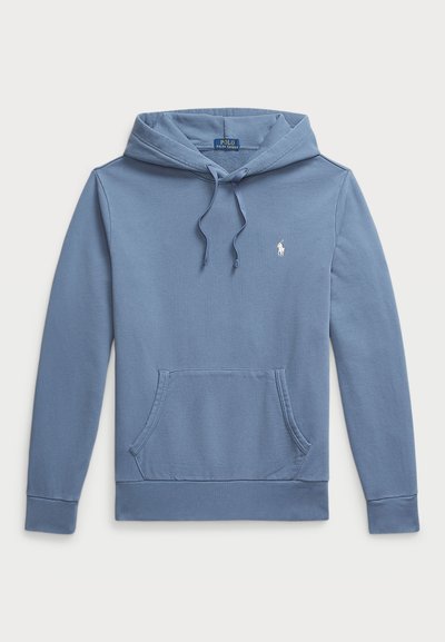 Blauwe katoenen hoodie met een voorzak, ribgebreide manchetten en een klein logo aan de linkerkant van de borst. Gladde textuur.