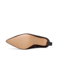 Pantofii plata din suede maro închis, cu vârf ascuțit, sunt prezentați din talpă, având o talpă de culoare bej și un toc mic negru, mărimea 39 marcată pe talpă.