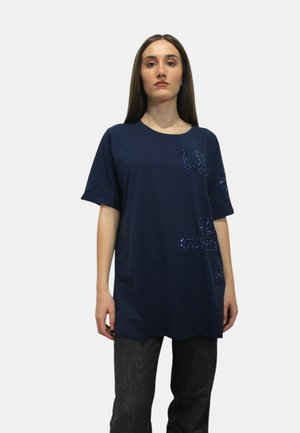 T-shirt in cotone blu navy con maniche corte, caratterizzato da un design luccicante in diverse tonalità, vestibilità rilassata e colletto a girocollo.
