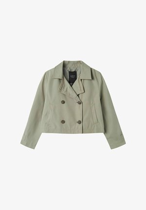 Strihnutý dvojradový kabát vo svetlo šedozelenom materiáli. Má široké klopy, dva predné gombíky a bočné vrecká. Dlhé rukávy.