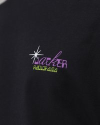 Tricou negru din bumbac cu text imprimat multicolor: "jaeker" în violet și verde, cu o grafică de stea deasupra.