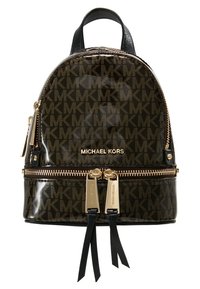 Mini sac à dos Michael Kors en marron foncé avec motif répétitif du logo MK, fermetures éclair dorées et tirettes et poignée en cuir noir.