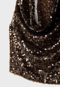 Lesklý šál v tmavohnedej farbe s reflexnými štvorcovými flitrami, prehodený tak, aby odhalil jemnú textúru a viacvrstvový dizajn pre pridanie hĺbky.