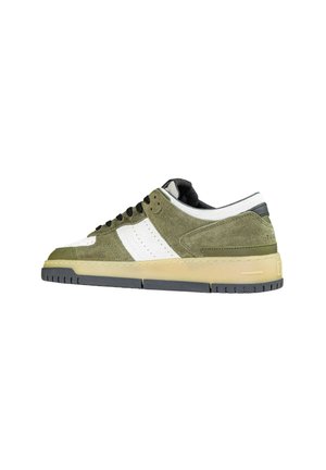 Sneakers in suede verde con accenti in tessuto bianco, lacci neri e suola in gomma grigia. Dettaglio sorridente evidente sul lato.