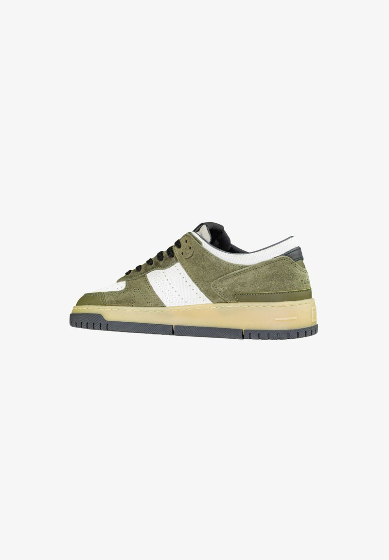 Sneakers in suede verde con accenti in tessuto bianco, lacci neri e suola in gomma grigia. Dettaglio sorridente evidente sul lato.