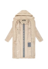 Cappotto esterno beige con una superficie morbida e texturizzata e una fodera in satin liscia. Presenta un cappuccio, una zip frontale e diverse etichette interne.