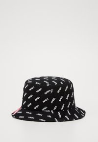 Čierny bucket hat vyrobený z textílie, pokrytý opakujúcim sa bielym textom "NASA". Má plochý okraj a červený pruh na boku.