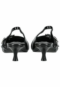 Scarpe slingback in pelle verniciata nera con tacco basso e svasato. Presentano una punta arrotondata e un dettaglio decorativo a fibbia sul lato.