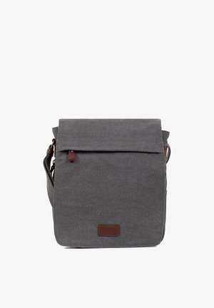 Sac bandoulière en tissu gris avec rabat avant, petite tirette de fermeture éclair en cuir marron et patch logo, bandoulière réglable visible sur les côtés.