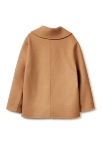 Kamelí kabát s širokým límcem, vyrobený z měkké vlněné směsi. Má rovný střih, boční rozparky a žádné viditelné zapínání. Texturovaný povrch.