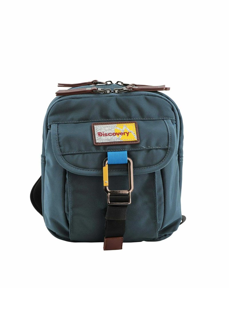 Borsa a tracolla in tessuto blu con dettagli in pelle marrone, chiusura con zip, tracolla regolabile, tasca con patta frontale e patch con logo.