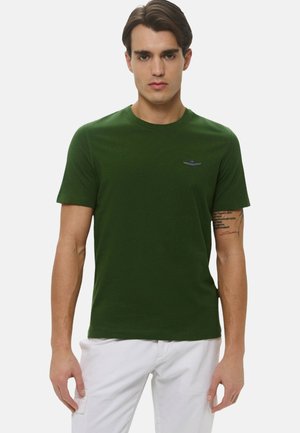 Olijfgroene katoenen t-shirt met een ronde hals, korte mouwen en een klein geborduurd logo op de borst. Gladde textuur en getailleerd ontwerp.