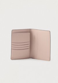 Δερμάτινο πορτοφόλι σε απαλό ροζ με πολλαπλές υποδοχές για κάρτες και υφή στην επιφάνεια. Διαθέτει καθαρές γραμμές και απλό, ανοιχτό σχέδιο.