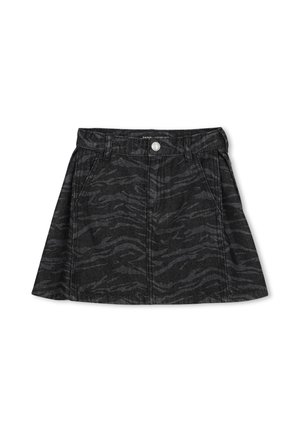 Jupe en jean noire avec un motif subtil à rayures tigre, bouton frontal, passants de ceinture et poches avant, présentée sur fond blanc.