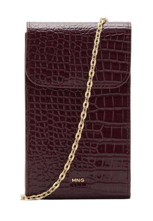 Bordeauxrode crossbodytas met een glanzende krokodillenstructuur, gouden kettingriem en een voorflap met logodetail.