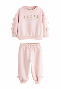 Jasnoróżowy zestaw bluzy i spodni dla dzieci z złotym napisem "BAKER", ozdobnymi kokardkami na rękawach i nogawkach, elastycznymi ściągaczami na rękawach i w pasie.