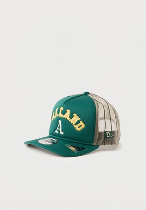 Green and beige cap with "OAKLAND" embroidered in yellow. Features a curved brim and mesh side panels with vertical stripes.