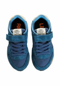 Scarpe sportive blu con tomaia in suede texture, sezioni in mesh, etichette arancioni a contrasto e chiusura con cinturino per una vestibilità regolabile.